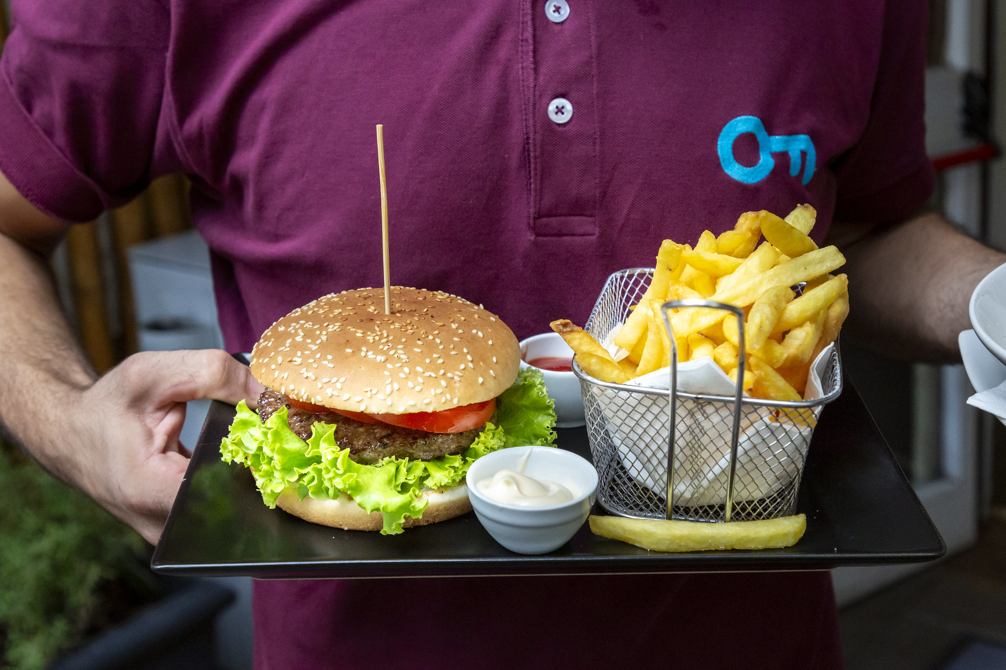 Hamburger con patatine e salse