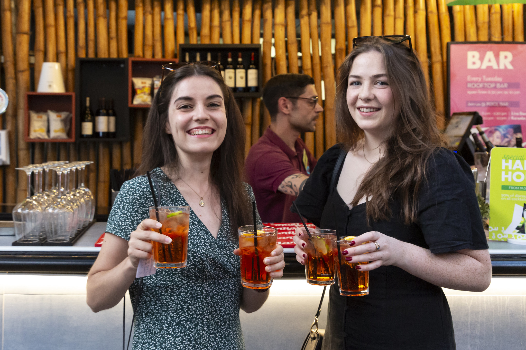Due ragazze con un aperol spritz in mano