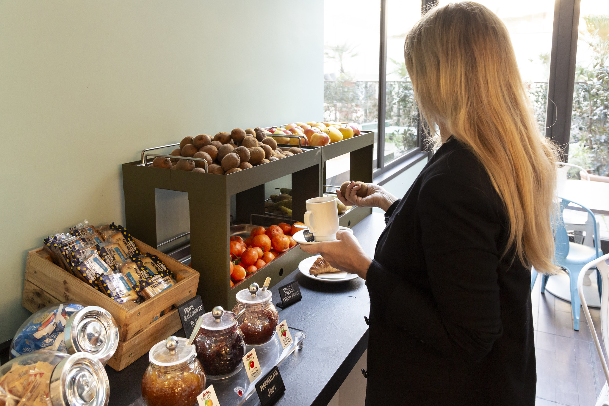 Donna che fa colazione a buffet