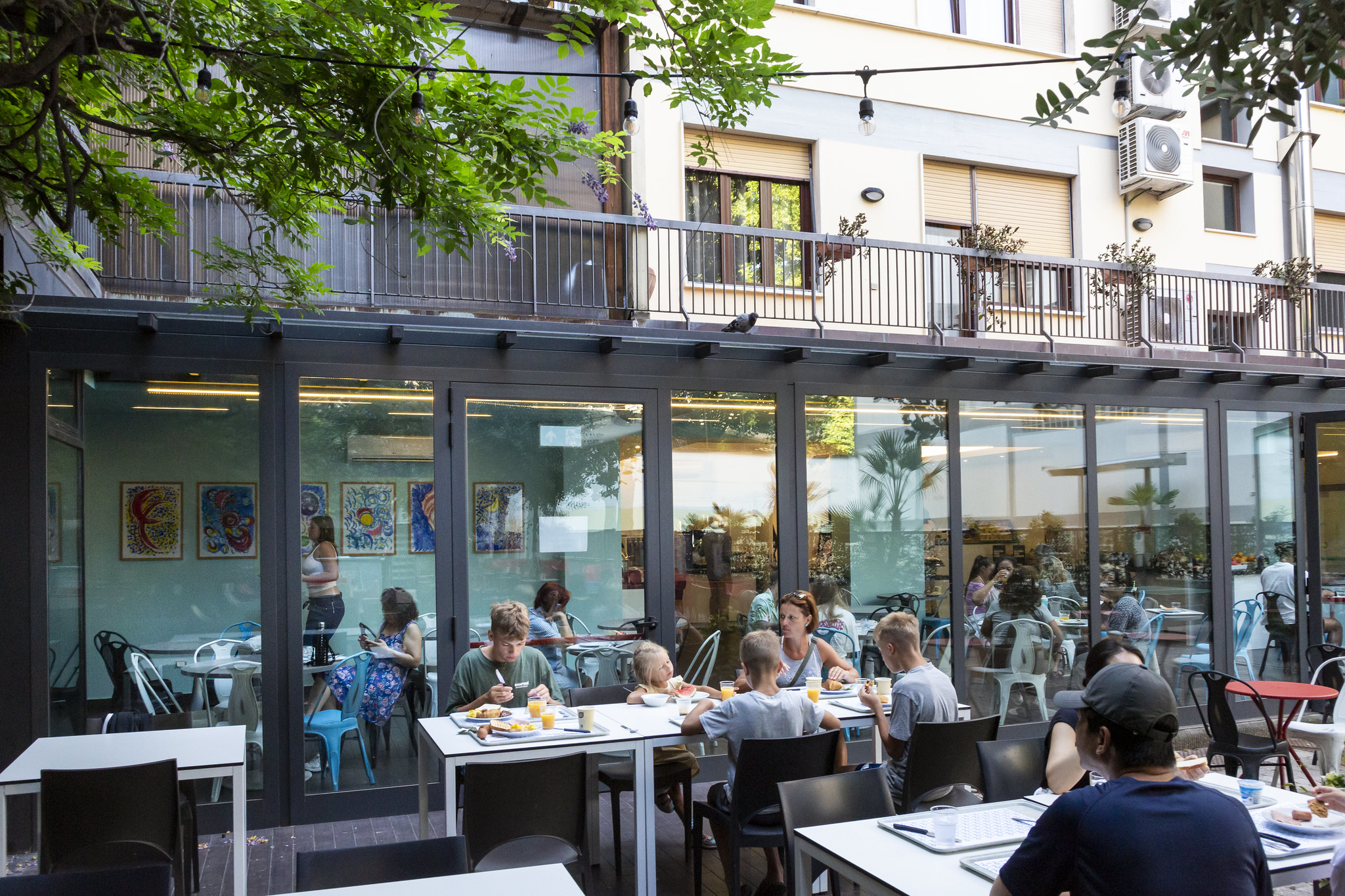 Ristorante all'aperto con persone che fanno colazione